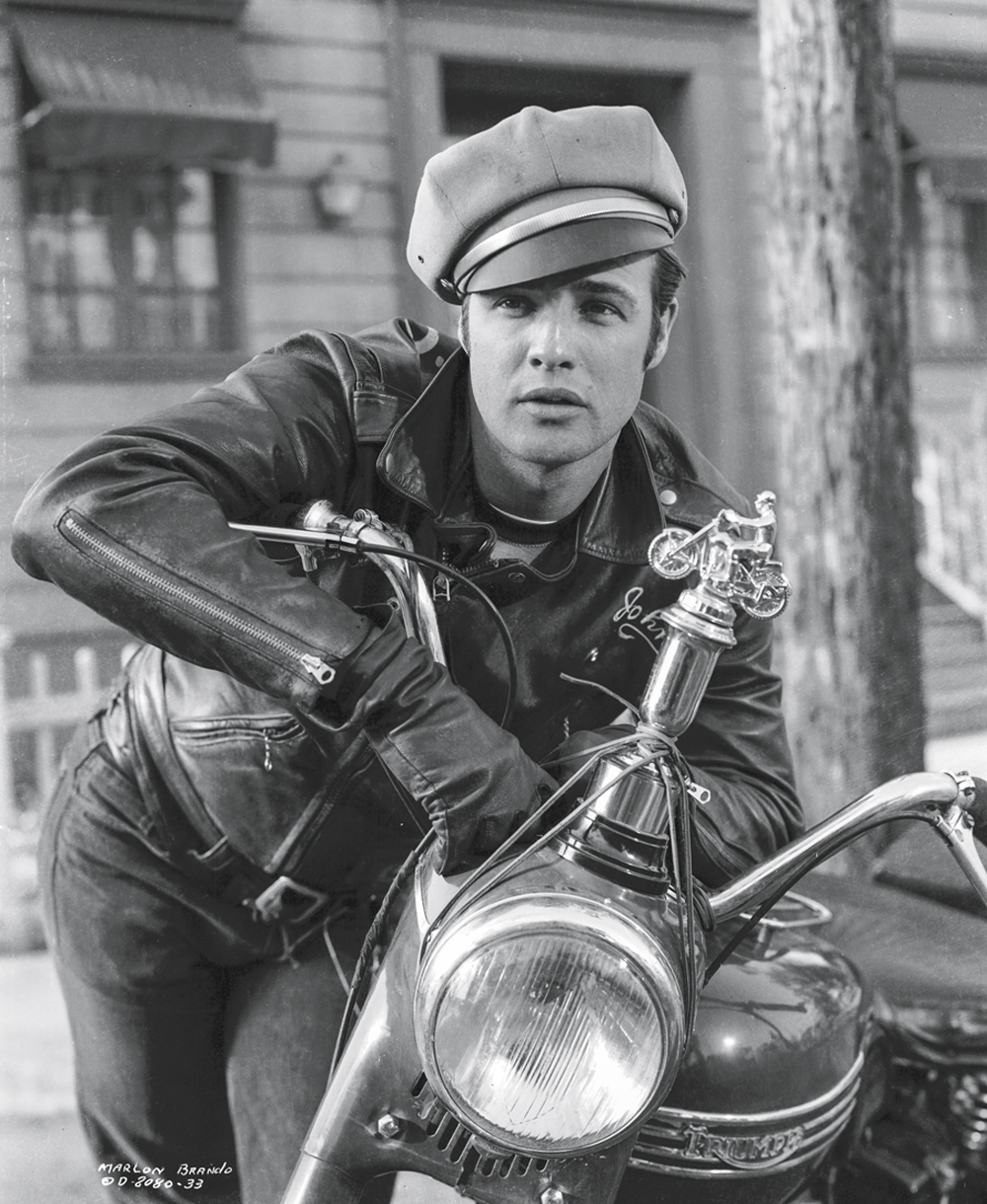 GettyImages-3170738.jpg HOLLYWOOD - Marlon Brando em O Selvagem (1953): vestuário como manifesto propagado pelo cinema