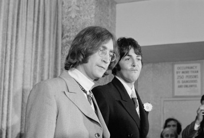 John Lennon e Paul McCartney em coletiva de imprensa, maio de 1968