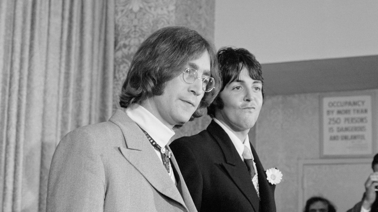 John Lennon e Paul McCartney em coletiva de imprensa, maio de 1968