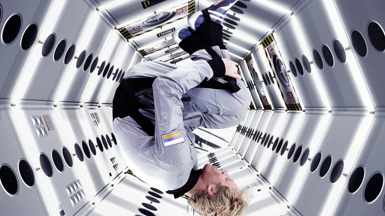 Impressão artística de astronauta flutuando na Estação Espacial Internacional