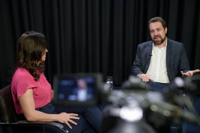 A jornalista Clarissa Oliveira e o deputado federal Guilherme Boulos durante entrevista ao programa Amarelas On Air, de Veja A jornalista Clarissa Oliveira e o deputado federal Guilherme Boulos durante entrevista ao programa Amarelas On Air, de Veja