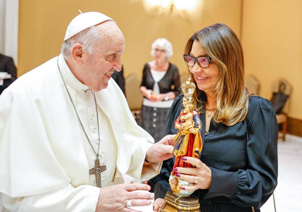 A primeira-dama Janja Silva entrega presente ao papa Francisco no Vaticano. 21/06/2023 -