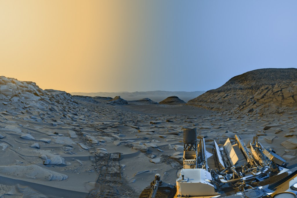 CARTÃO-POSTAL - Vista de Marte feita pelo robô Curiosity: dia e noite