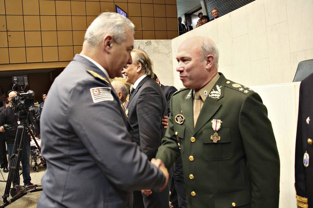 MAURO-CESAR-LORENA-CID-g—direita.jpg CERCO - Lorena Cid (à dir.): o general precisou pedir autorização para ver o filho