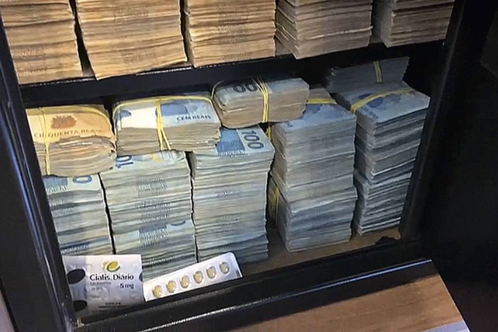 OPERACAO-HEFESTO-ALAGOAS—COFRE—reproducao-video-c.jpg FRAUDE - Cofre fotografado na operação: a PF apreendeu dinheiro com suspeitos