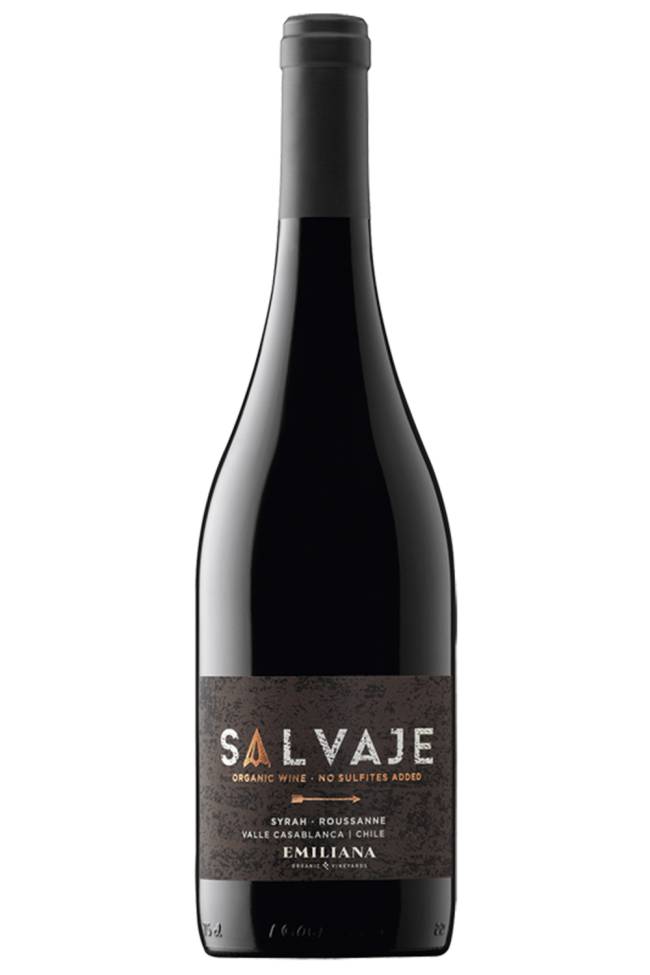 EMILIANA SALVAJE 2020 - Blend da uva tinta syrah com um toque da variedade branca roussanne. Produzido no Valle de Casablanca, no Chile, é um vinho orgânico de perfil fresco, com muita fruta preta e toques florais. Não passa por madeira