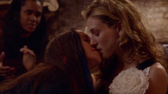 VideoScreenshot–HBO-SexandtheCity-T3E4BoyGirlBoyGirl-26’36” Alanis Morissette viveu jovem bissexual na terceira temporada da série