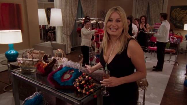 VideoScreenshot–HBO-SexandtheCity-T6E3ThePerfectPresent-4’29” Jennifer Coolidge como Victoria em 'Sex And The City'
