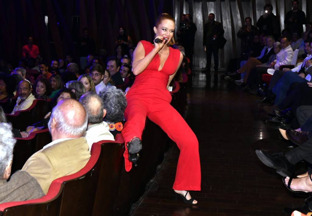 A bizarra performance de Mariana Ximenes em premiação de teatro