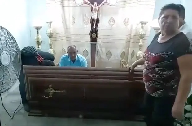 Parentes encontram idosa declarada morta por hospital ainda viva dentro de caixão no Equador.
