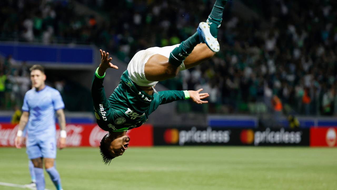 AME9763. SAO PAULO (BRASIL), 29/06/2023.- Rony de Palmeiras celebra un gol hoy, en un partido de la fase de grupos de la Copa Libertadores entre Palmeiras y Bolívar en el estadio Allianz Parque en Sao Paulo (Brasil). EFE/ Sebastiao Moreira