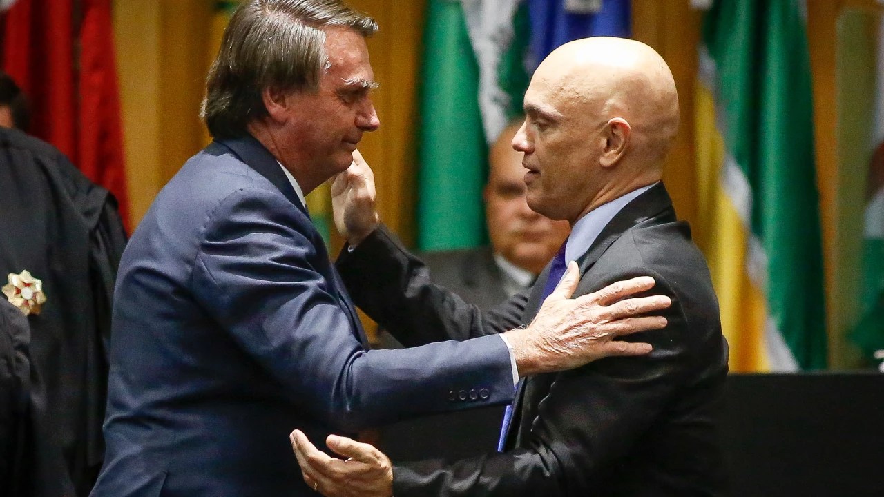 LADOS OPOSTOS - Moraes é tido como antagonista preferencial do ex-presidente