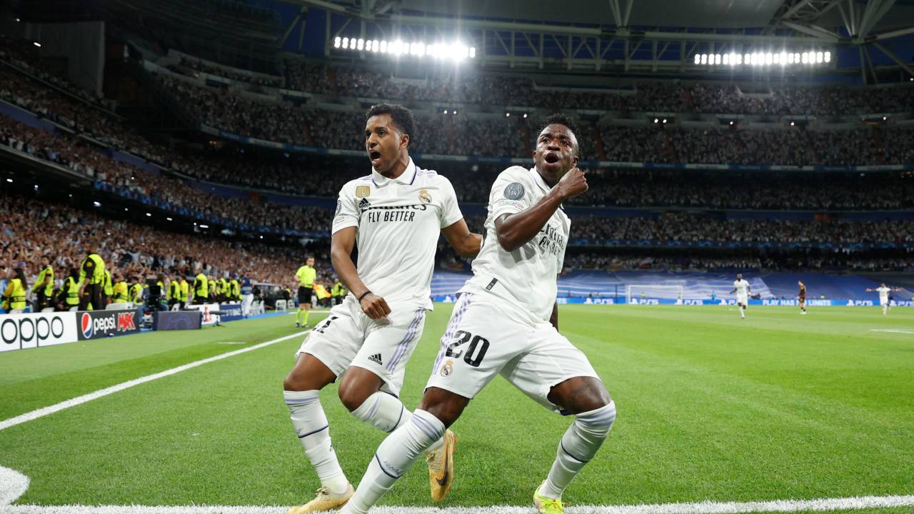MADRID, 09/05/2023.- El delantero del Real Madrid Vinícius Junior (d) celebra con Rodrygo Goes tras marcar ante el Manchester, durante el partido de ida de las semifinales de la Liga de Campeones que Real Madrid y Manchester City disputan este martes en el estadio Santiago Bernabéu, en Madrid. EFE/Rodrigo Jiménez