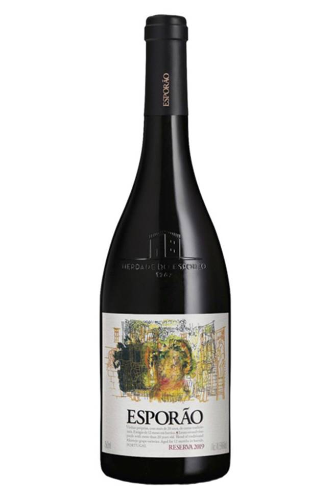 esporao_reserva_tinto_2019_md.jpg ESPORÃO RESERVA 2019 - Primeiro rótulo produzido pelo Esporão, em 1985, hoje é um clássico da região do Alentejo, em Portugal. Blend de sete castas distintas, passa ainda doze meses em barricas. O resultado é complexo, com fruta e especiarias