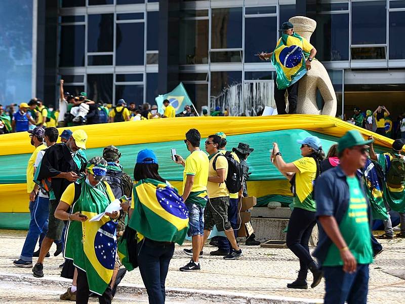 O cálculo de aliados de Flávio Bolsonaro sobre impeachment de ministros do STF e anistia
