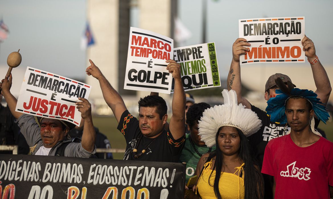 Indígenas protestam contra marco temporal no STF