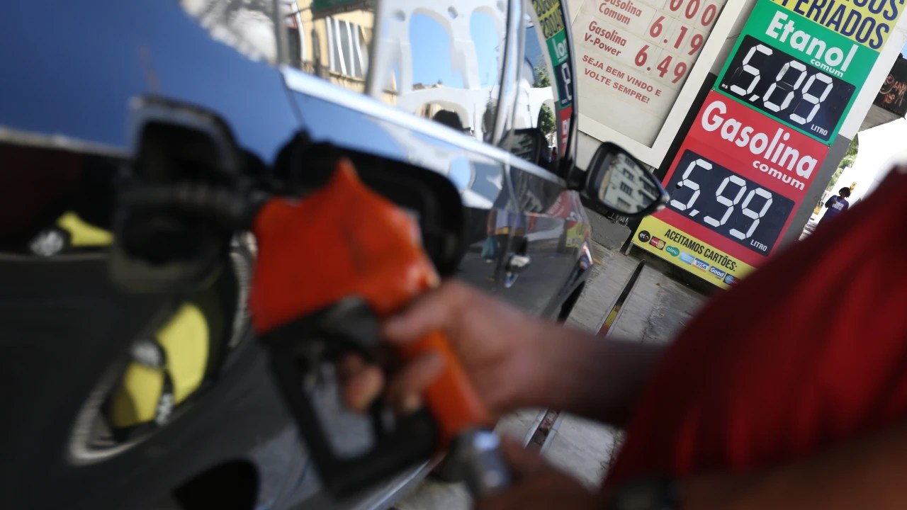 Carro é abastecido em posto de gasolina