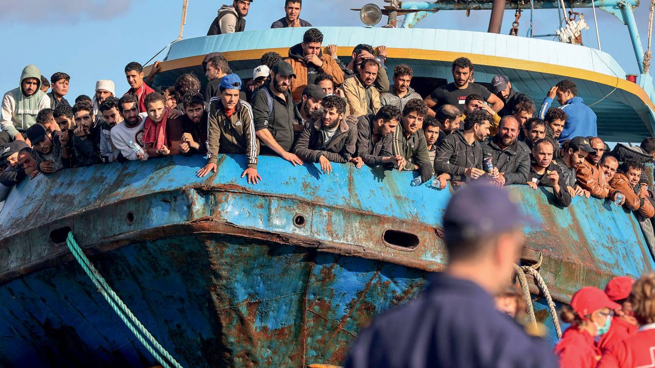 ROTA DA MORTE - Barco de imigrantes cruza o Mediterrâneo: milhares se afogam durante o percurso
