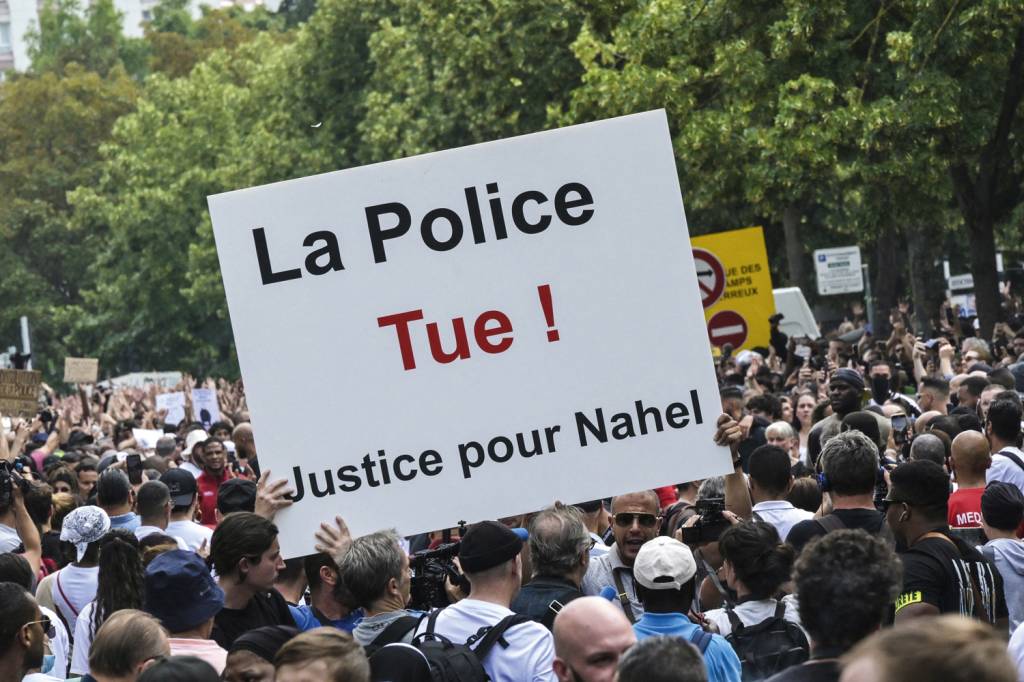 000_33LK78T.jpg FERIDA EXPOSTA - Manifestação em Nanterre: “A polícia mata”, diz o cartaz