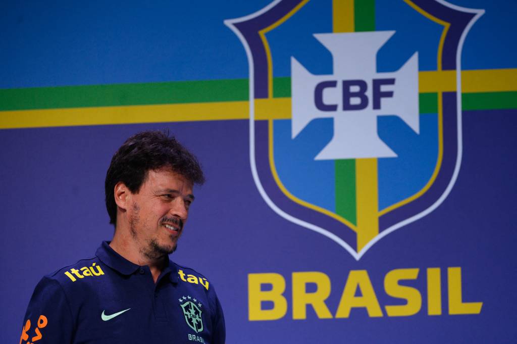 FBL-BRAZIL-DINIZ-PRESENTATION New interim head coach of the Brazilian national football team, Fernando Diniz, gestures during a press conference to present him at the Brazilian Football Confederation (CBF) headquarters in Rio de Janeiro, Brazil on July 5, 2023. Diniz, 49, was named Tuesday by the CBF as coach of the five-time world champions for a year, while Ancelotti fulfills his contract with Real Madrid, which expires at the end of June 2024. Once his relationship with the club ends, Ancelotti will assume the 'Seleção' in the 2024 Copa America, which will be played in the United States between June 20 and July 14 of that year, the President of the CBF said on Tuesday. (Photo by MAURO PIMENTEL / AFP)