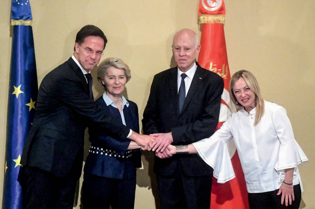 TUNISIA-EU-DIPLOMACY BARREIRA - Saied (de cabelo branco), da Tunísia: euros para impedir travessia