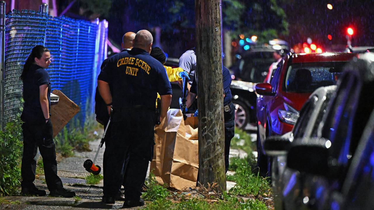 uPHILADELPHIA, PENNSYLVANIA - JULY 3: Police place a rifle in a bag on the scene of a shooting on July 3, 2023 in Philadelphia, Pennsylvania. Early reports say the suspect is in custody after shooting 8 people in the Kingsessing section of Philadelphia on July 3rd. Drew Hallowell/Getty Images/AFP (Photo by Drew Hallowell / GETTY IMAGES NORTH AMERICA / Getty Images via AFP)