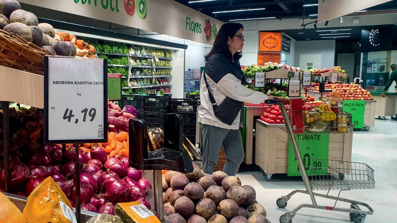 NO SUPERMERCADO - Prateleiras cheias: os preços dos alimentos pararam de subir e, em alguns casos, até caíram