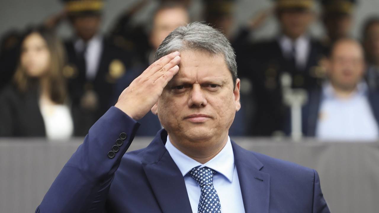 EM ALERTA - Tarcísio: críticas dos seguidores mais radicais e pressão do PL por mais espaço no governo de São Paulo