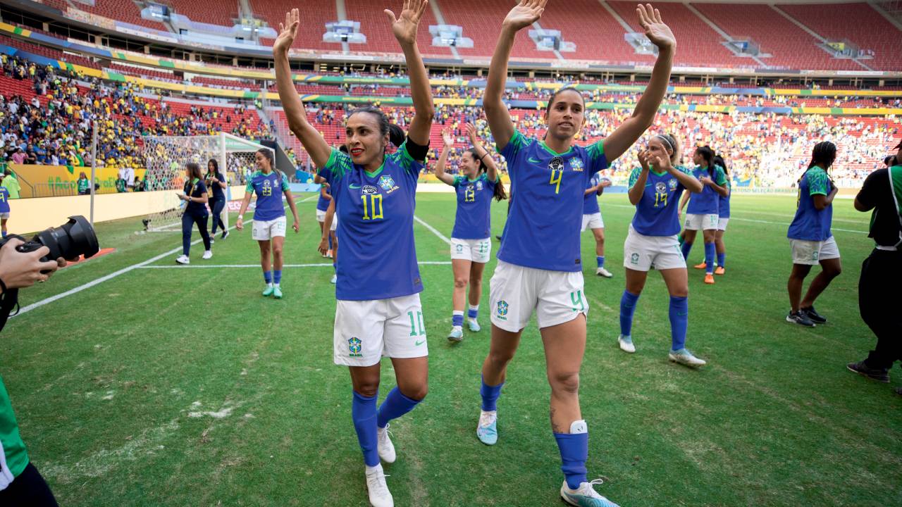 DIFICULDADES - A espetacular Marta (à esq.), já perto da aposentadoria: preconceito