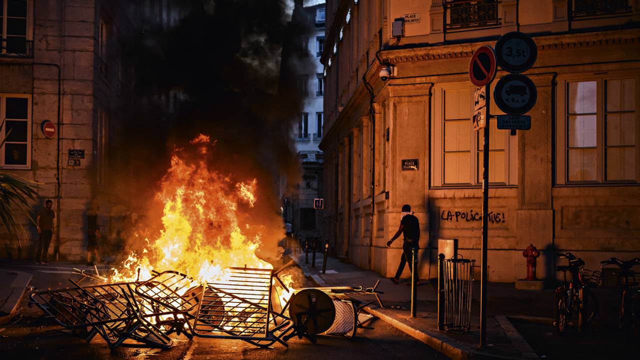 ASSIM, NÃO - Fogueira ateada em rua de Lyon: a onda de protestos acabou provocando baderna e vandalismo