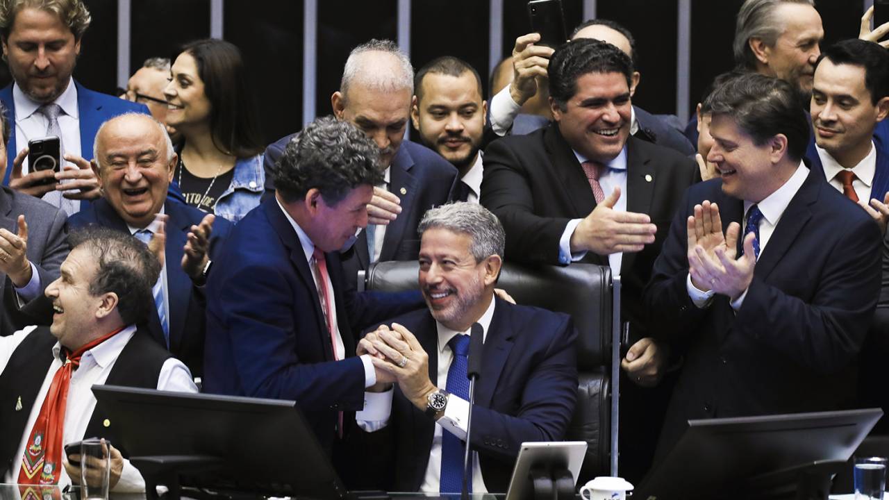 EM FESTA - Lira comemora o avanço do projeto: passo importante para a economia voltar a crescer