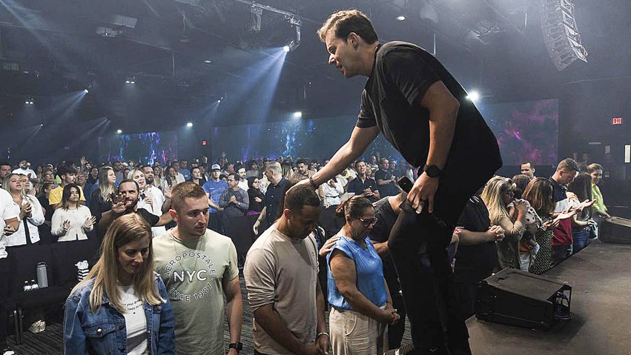SOB HOLOFOTES - O midiático Valadão: ataques no púlpito à comunidade LGBTQIA+ e combate à homossexualidade