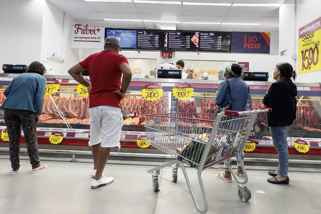 CARNE-PREÇO-SUPERMERCADO-2023-02.jpg NO SUPERMERCADO - Fila da carne: inflação baixa diminuiu o preço de alguns alimentos