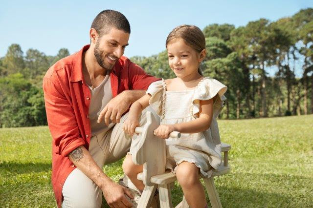 Chay Suede e a filha Maria, 3 anos -