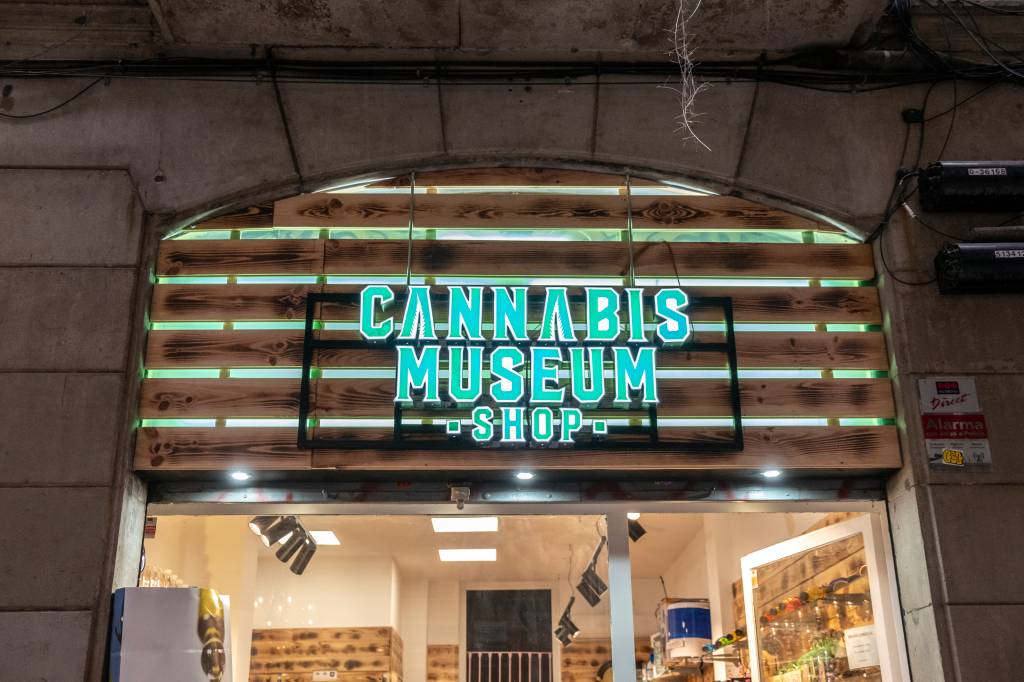 Lojas de maconha se passam por floriculturas em Barcelona, diz associação