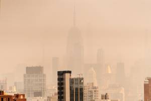 Fumaça de incêndios no Canadá encobre Nova York, em 30 de junho