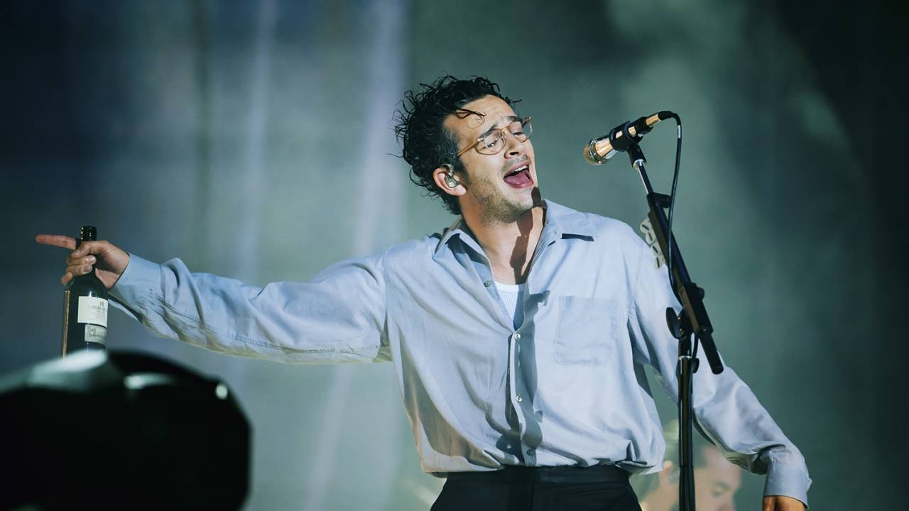 REBELDIA POP - Matty Healy em cena: tropeços, ar desleixado, garrafa na mão — e beijão em quem passar na frente