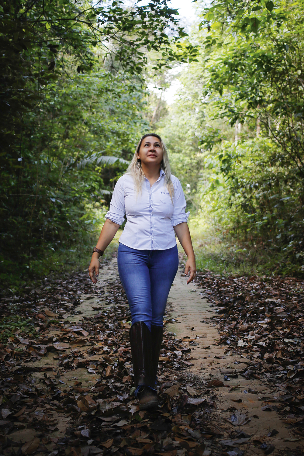 Luciana-1-algar-manejo.jpg EXECUTIVA DO VERDE - Engenheira florestal, Luciana Di Paula faz inventários minuciosos para descobrir as potencialidades da mata na Fazenda Pacajá, no Pará, e promove inclusão social em povoados ribeirinhos