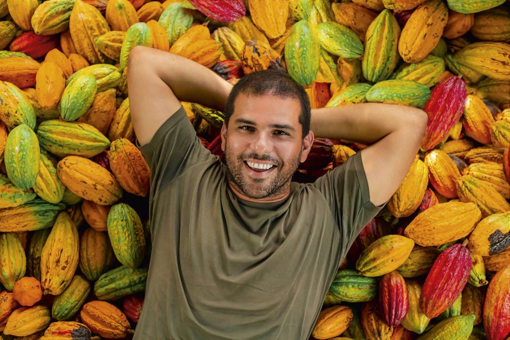 NAKAU-ARTUR-3S4A9381-copiar.jpg SABOR DA NATUREZA - Em Manaus, Artur Coimbra comanda a linha de produção do chocolate orgânico Na’kau, comprando a preços justos o cacau plantado entre árvores nativas e colhido por trinta comunidades locais e duas aldeias indígenas