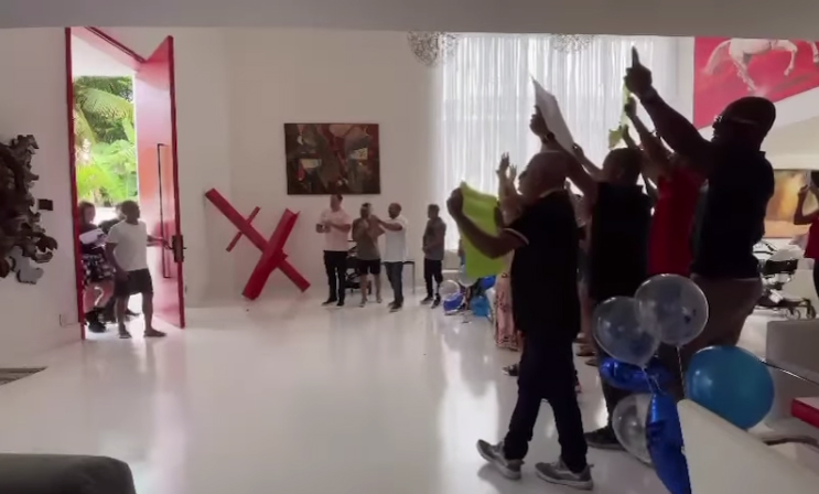 Romário é recebido com festa após alta médica