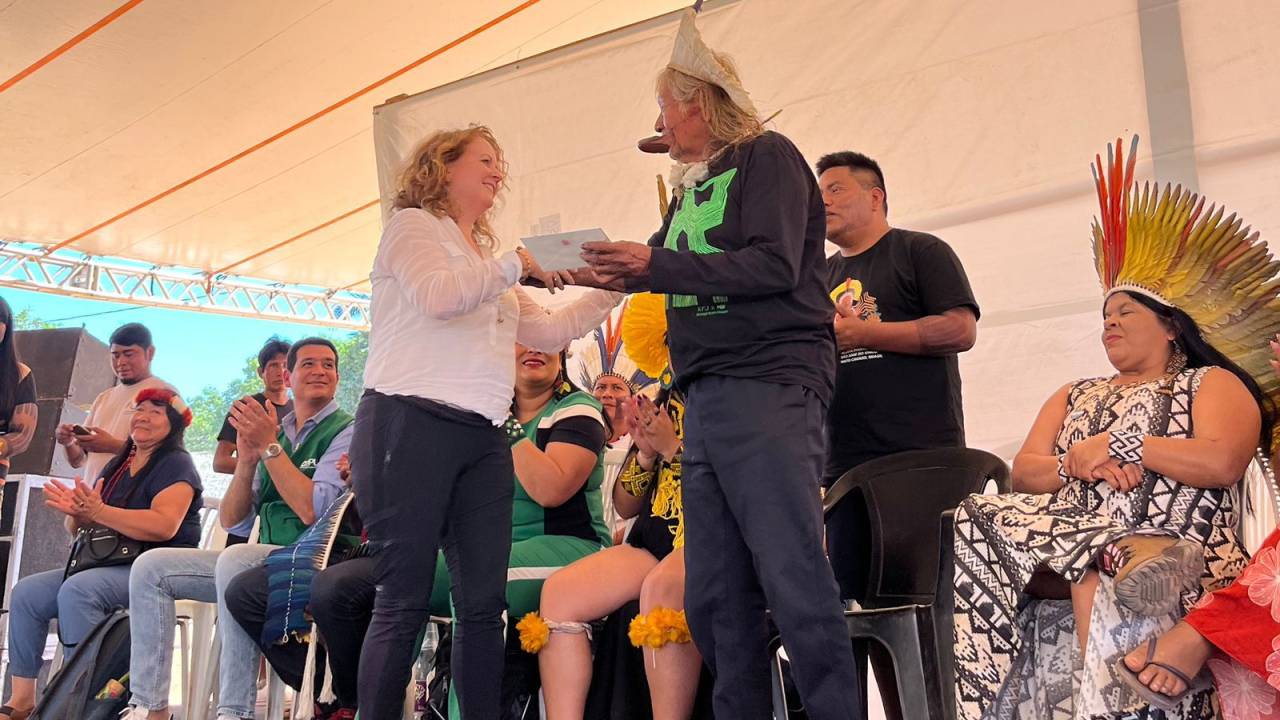 Encarregada de Negócios da Embaixada do Reino Unido no Brasil, Melanie Hopkins, entrega carta de rei Charles III ao Cacique Raoni durante evento na Aldeia Piaraçu, no Mato Grosso. 28/07/2023