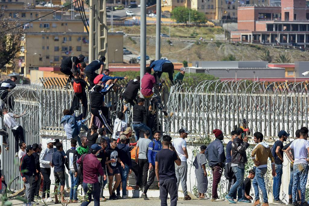 Migrants cross from Morocco into Ceuta, Spain CORREDOR - Africanos pulam barreira em Ceuta: enclave espanhol no Marrocos é ponto de passagem para a Europa
