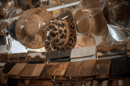 Produtos de onça-pintada e outras espécies de animais silvestres à venda no Mercado El Campesino, Bolívia -