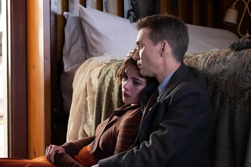 ‘Oppenheimer’: cena de sexo com texto religioso gera controvérsia na Índia