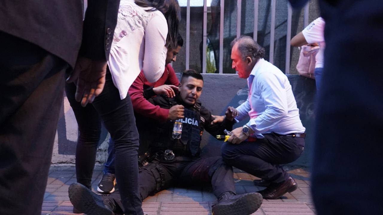 Policial caído após o candidato a presidência do Equador Fernando Villavicencio ser morto a tiros em Quito