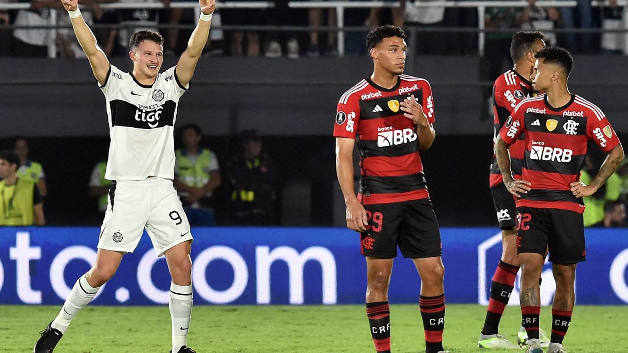 Olimpia's Argentine forward Facundo Bruera (L) celebrates after scoring during the Copa Libertadores round of 16 second leg football match between Paraguay's Olimpia and Brazil's Flamengo, at the Defensores del Chaco stadium in Asuncion, on August 10, 2023. (Photo by NORBERTO DUARTE / AFP)