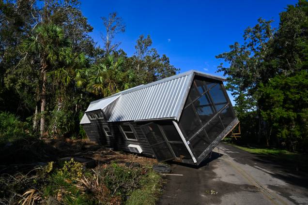Casa móvel foi danificada e deslocada para o meio de uma estrada em Steinhatchee, na Flórida,, depois que o furacão Idalia atingiu a costa. 31/08/2023 - Casa móvel foi danificada e deslocada para o meio de uma estrada em Steinhatchee, na Flórida,, depois que o furacão Idalia atingiu a costa. 31/08/2023 -