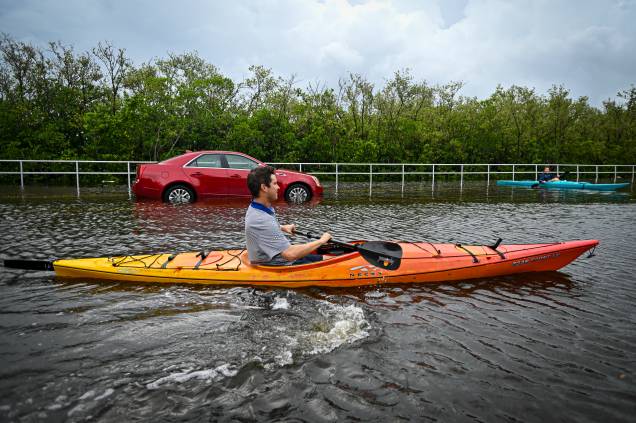 Moradores usam caiaques para se locomover em vias inundadas em Tampa, Flórida, após a passagem do furacão Idalia. 31/08/2023 - Moradores usam caiaques para se locomover em vias inundadas em Tampa, Flórida, após a passagem do furacão Idalia. 31/08/2023 -