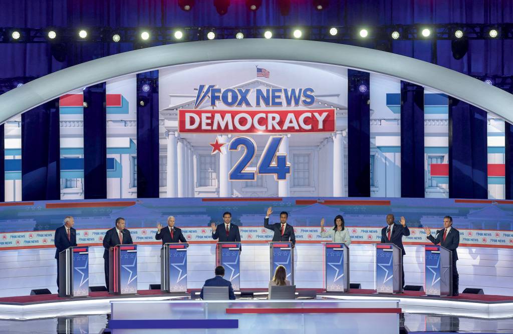 Presidential Hopefuls Square Off In First GOP Debate MONOTONIA - A turma dos oito no debate: havia um “elefante fora da sala”