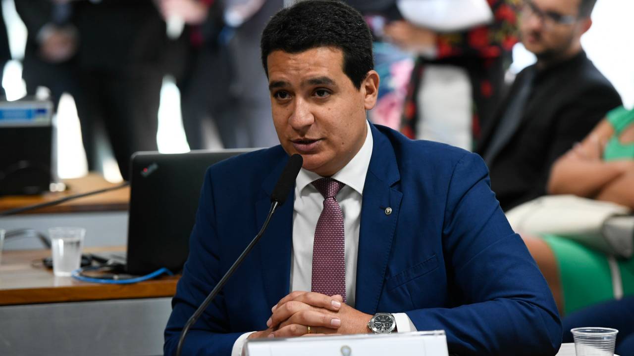 Comissão de Constituição, Justiça e Cidadania (CCJ) realiza sabatina de sete indicados para compor o Conselho Nacional do Ministério Público (CNMP) e duas para o Conselho Nacional de Justiça (CNJ). Também está na pauta a indicação, pelo presidente da República, para o cargo de defensor público-geral federal da Defensoria Pública da União (DPU). Em pronunciamento, à bancada, indicado para exercer o cargo de defensor público-geral federal da Defensoria Pública da União, em vaga decorrente do término de mandato, Igor Roberto Albuquerque Roque (MSF 35/2023).Foto: Roque de Sá/Agência Senado